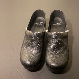 Dansko women’s size 39 clogs